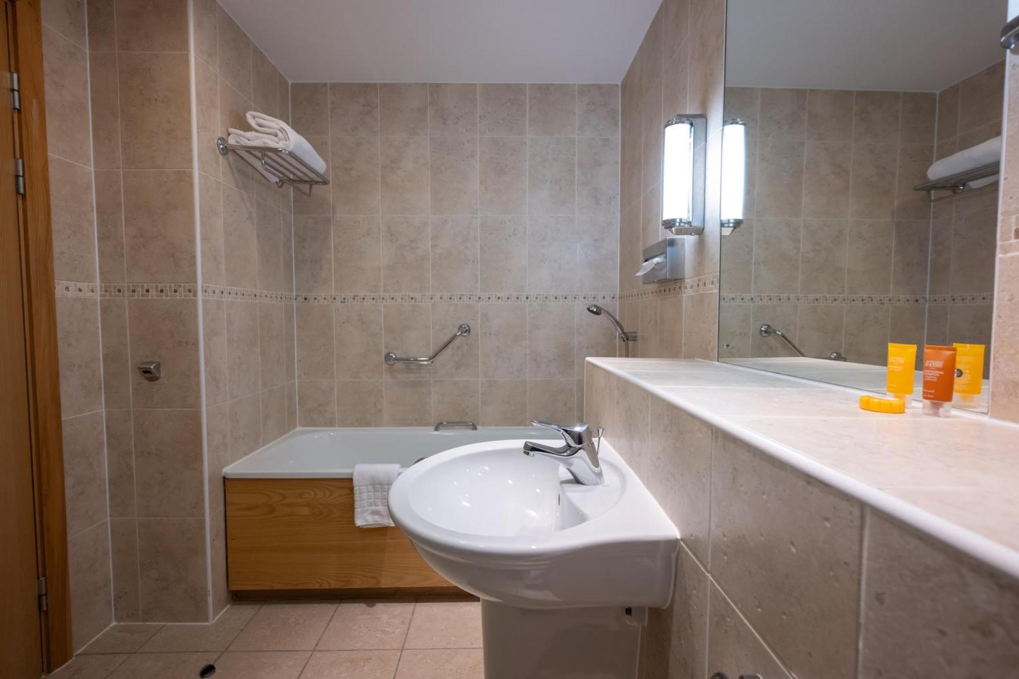 Hellidon Lakes 4*